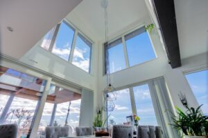 Eri kokoiset ja mittaiset ikkunat sopivat eri huoneisiin