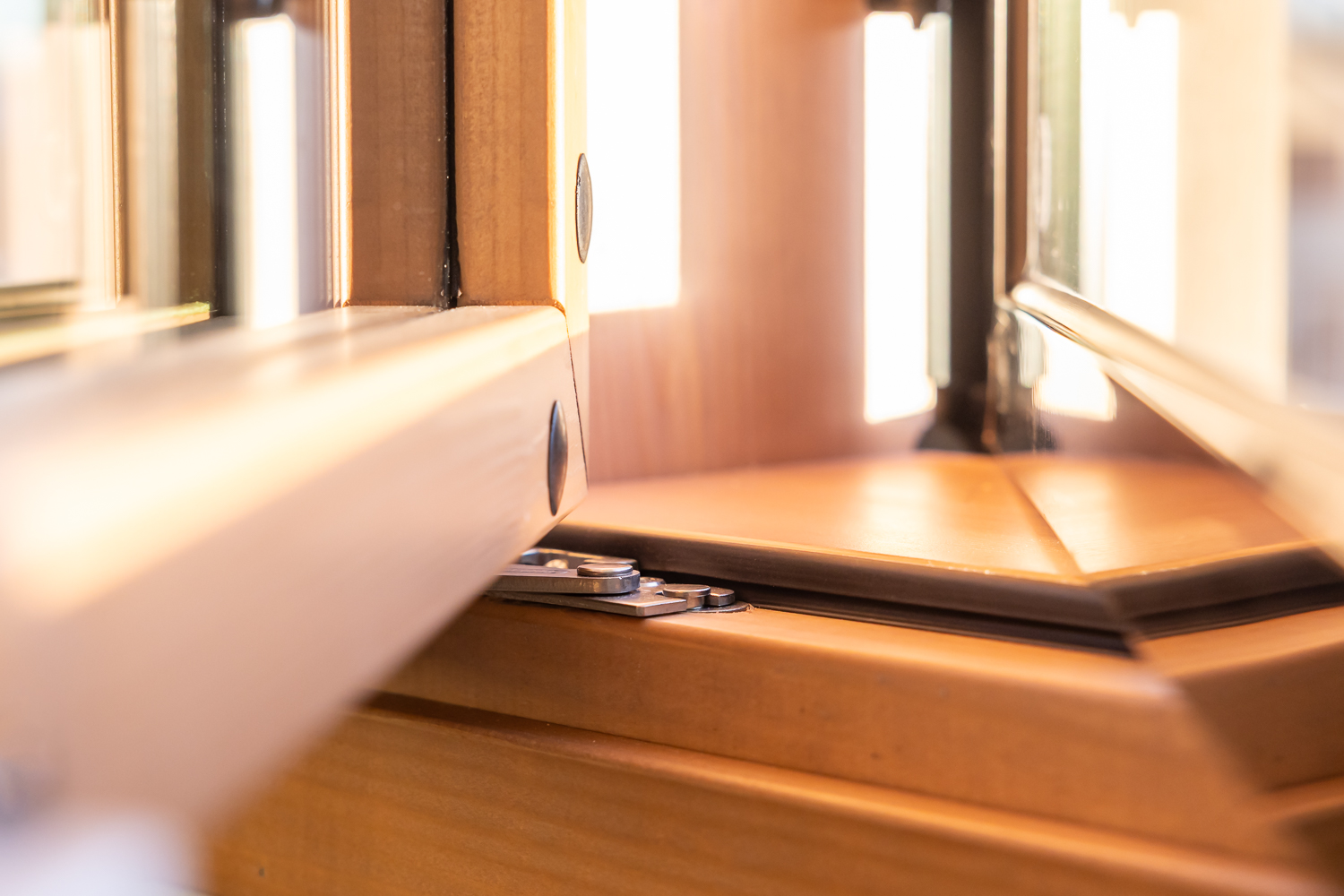 Arvo-ikkunassa on tyylikkäät piilosaranat